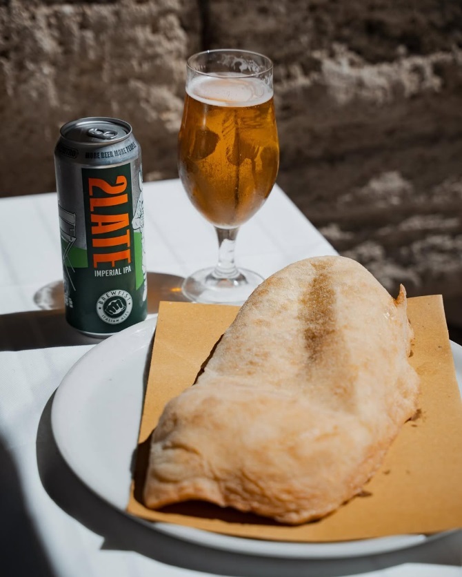 Pizze fritte Zimmari e Canneto abbinate a birre artigianali da Schiticchio al Duomo in Piazza Duomo a Ortigia, Siracusa.