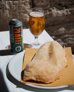 Pizze fritte Zimmari e Canneto abbinate a birre artigianali da Schiticchio al Duomo in Piazza Duomo a Ortigia, Siracusa.